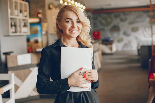 Kafedeki iş kadını.