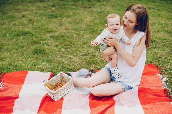 Mamma e figlio si rilassano nel parco . — Foto Stock