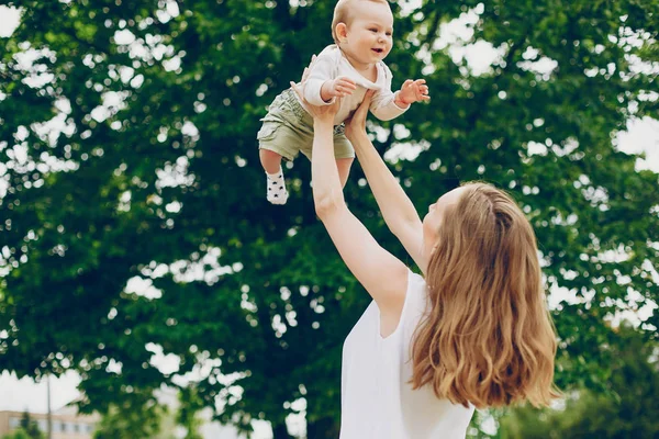 Mutter und Sohn entspannen im Park. — Stockfoto