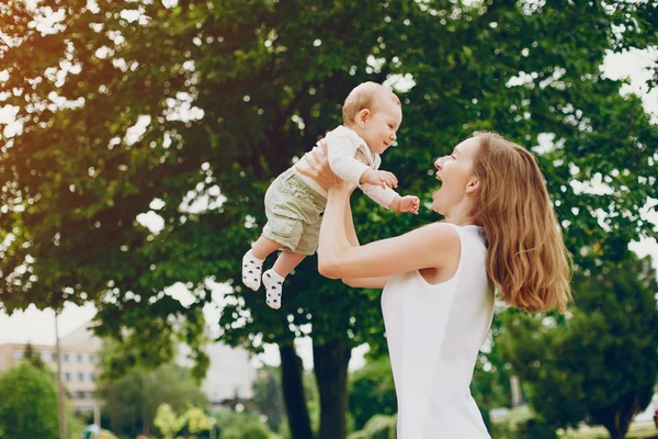 Mutter und Sohn entspannen im Park. — Stockfoto