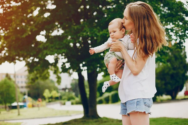 Mutter und Sohn entspannen im Park. — Stockfoto