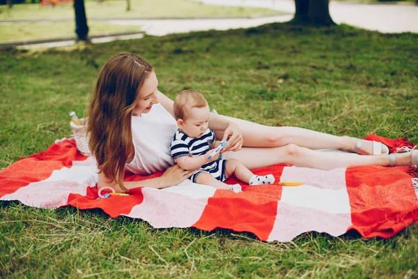 Mamma e figlio si rilassano nel parco . — Foto Stock