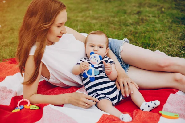 Mamma e figlio si rilassano nel parco . — Foto Stock