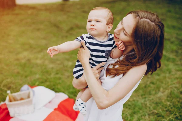 Mamma e figlio si rilassano nel parco . — Foto Stock