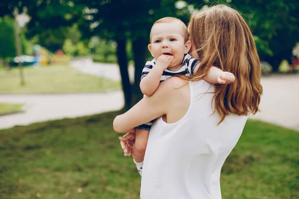 Mutter und Sohn entspannen im Park. — Stockfoto