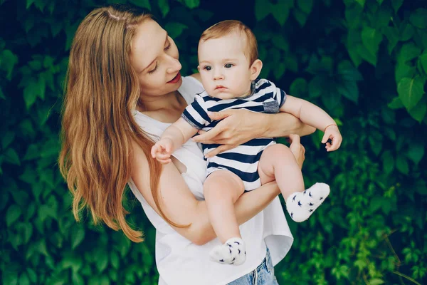 Mom and son relax in the park. — Stock Photo, Image