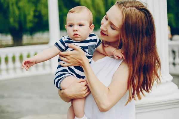 Mamma e figlio si rilassano nel parco . — Foto Stock