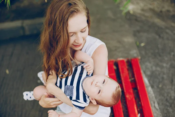 Mamma e figlio si rilassano nel parco . — Foto Stock