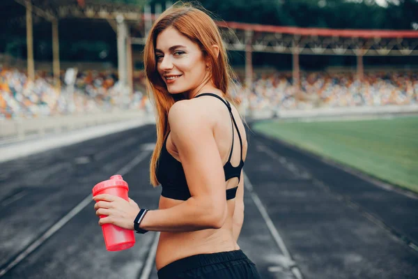 La chica del estadio está practicando deportes. —  Fotos de Stock