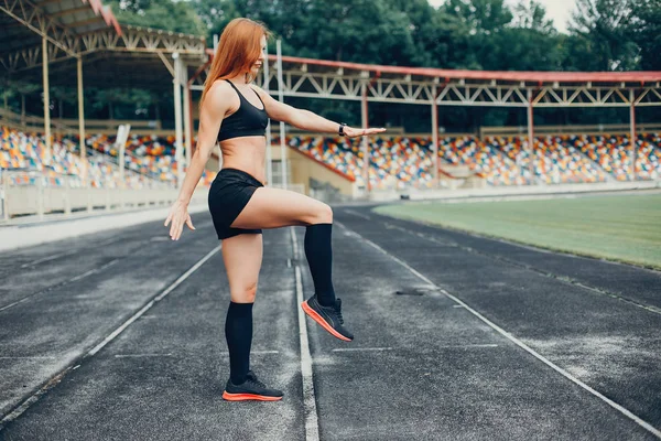 La chica del estadio está practicando deportes. — Foto de Stock