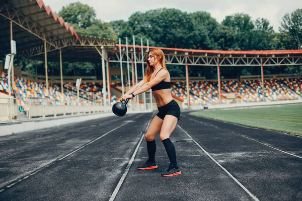 La chica del estadio está practicando deportes. — Foto de Stock