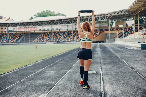 La chica del estadio está practicando deportes. — Foto de Stock