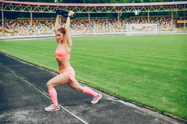 La chica del estadio está practicando deportes. — Foto de Stock