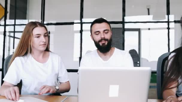 Man och kvinna diskuterar gemensamt projekt på modernt kontor — Stockvideo