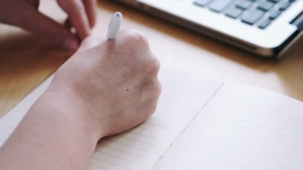 Primer plano de las personas toma de notas a mano en cuaderno en el lugar de trabajo — Vídeo de stock