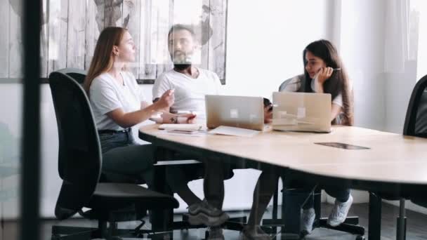 Team pratar om kommande projekt i modernt kontor — Stockvideo