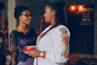 Kızlar kafede dinleniyor.