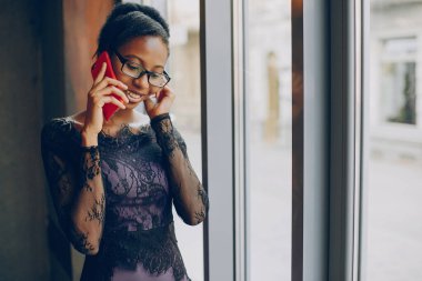 Kız kafede dinleniyor.