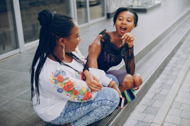 Kızlar şehrin sokaklarında yürüyor.