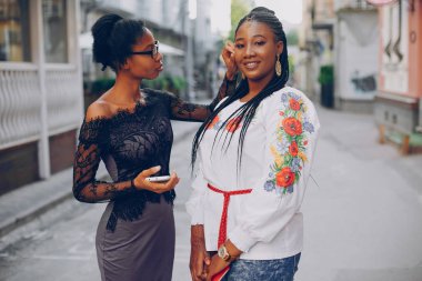 Kızlar şehrin sokaklarında yürüyor.