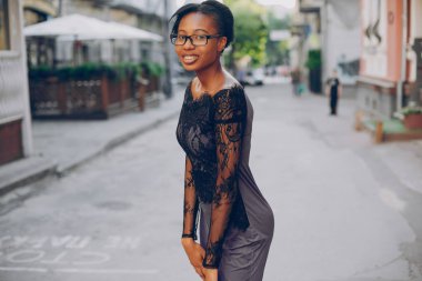 Kız şehrin sokaklarına çıkıyor.