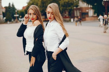 Bir yaz şehrinde iki şık kız