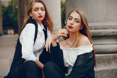 Bir yaz şehrinde iki şık kız