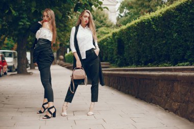 Bir yaz şehrinde iki şık kız