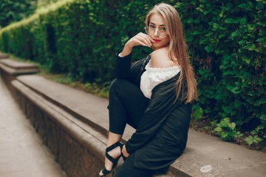 Bir yaz şehirde duran şık kız