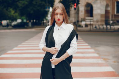 Bir yaz şehirde duran şık kız