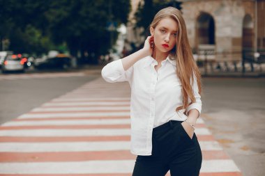 Bir yaz şehrinde şık bir kız.