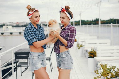 Tarz sahibi küçük köpekli kızlar.