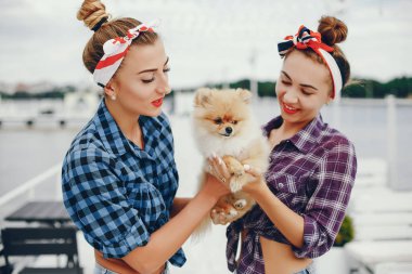 Tarz sahibi küçük köpekli kızlar.