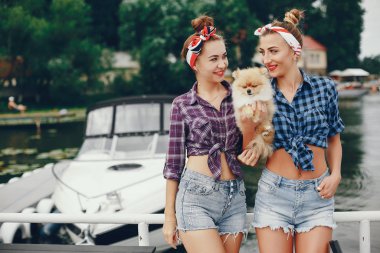 Tarz sahibi küçük köpekli kızlar.