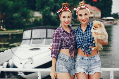 Tarz sahibi küçük köpekli kızlar.