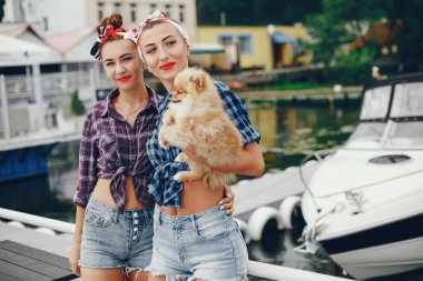 Tarz sahibi küçük köpekli kızlar.