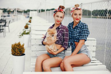 Tarz sahibi küçük köpekli kızlar.