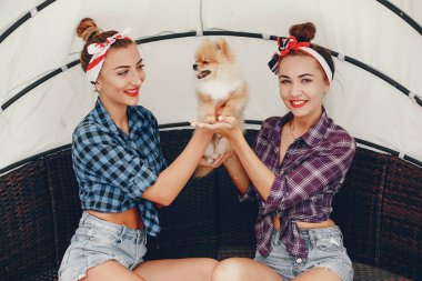 Tarz sahibi küçük köpekli kızlar.