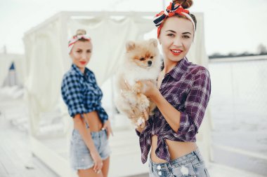 Tarz sahibi küçük köpekli kızlar.