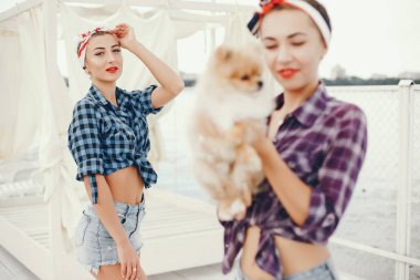 Tarz sahibi küçük köpekli kızlar.