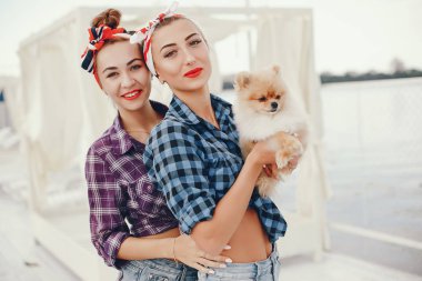 Tarz sahibi küçük köpekli kızlar.