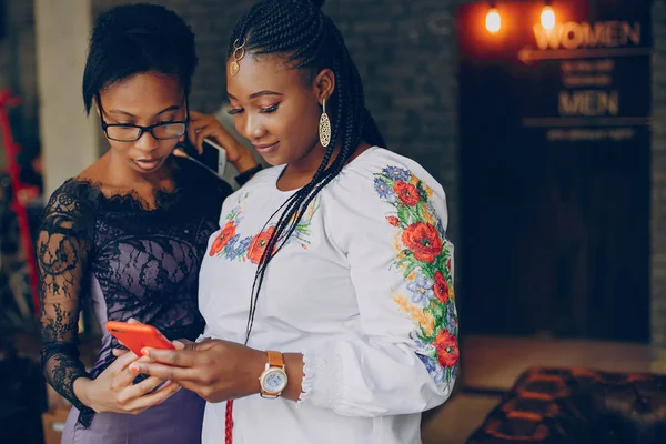 Kızlar kafede dinleniyor.