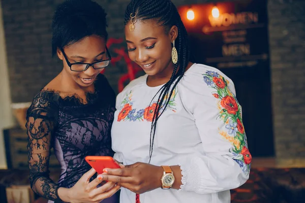 Kızlar kafede dinleniyor.