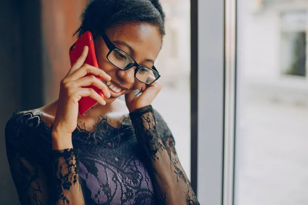 Kız kafede dinleniyor.