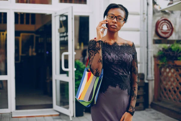 Kız şehrin sokaklarına çıkıyor.