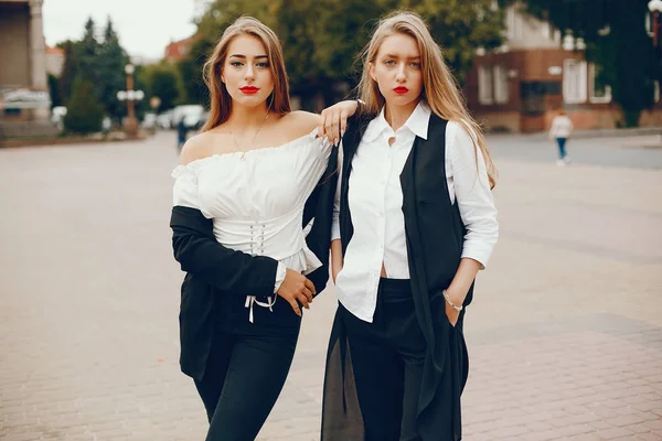 Zwei stylische Mädchen in einer Sommerstadt — Stockfoto