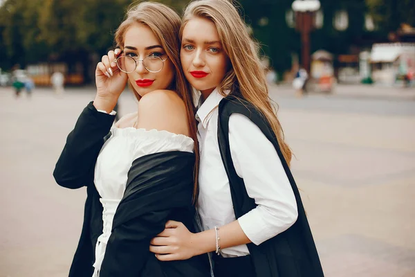 Two stylish girls in a summer city — Stock Photo, Image