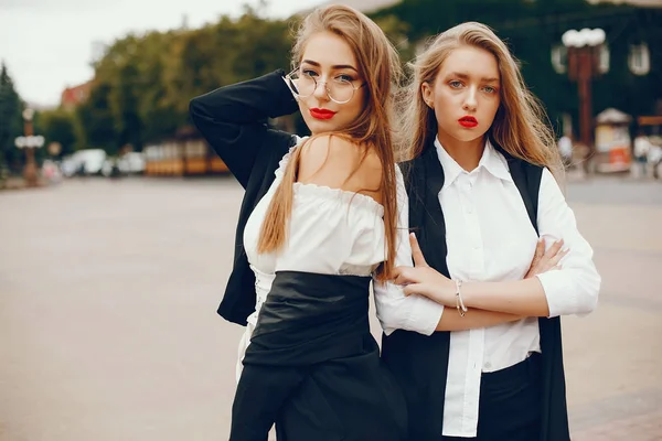 Bir yaz şehrinde iki şık kız