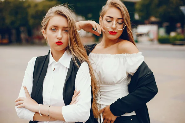 夏の街の2人のスタイリッシュな女の子 — ストック写真