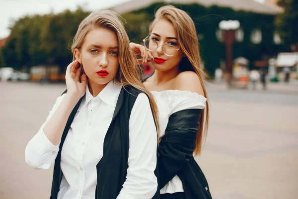 Duas meninas elegantes em uma cidade de verão — Fotografia de Stock